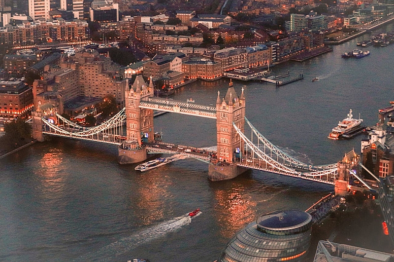 festive cruise on the thames